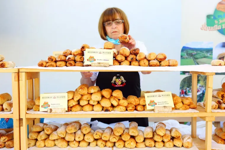 Sve &scaron;to se ispeklo &ndash; to se i pojelo! Pogledajte kako se uživalo na &Scaron;trudlaFestu! &Scaron;teta da ne možete osjetiti mirise ovih slasnih &scaron;trudli