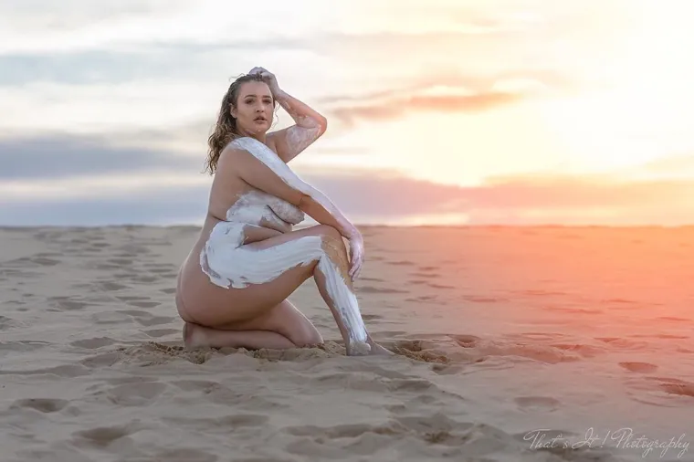 ZBOG OVIH FOTOGRAFIJA TROLOVI JOJ PRIJETE SMRĆU: Da, ima vi&scaron;ak kilograma. Da, pozirala je gola. Ali tolika količina mržnje...