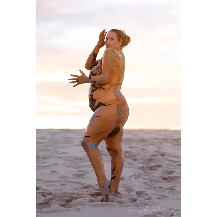 ZBOG OVIH FOTOGRAFIJA TROLOVI JOJ PRIJETE SMRĆU: Da, ima vi&scaron;ak kilograma. Da, pozirala je gola. Ali tolika količina mržnje...