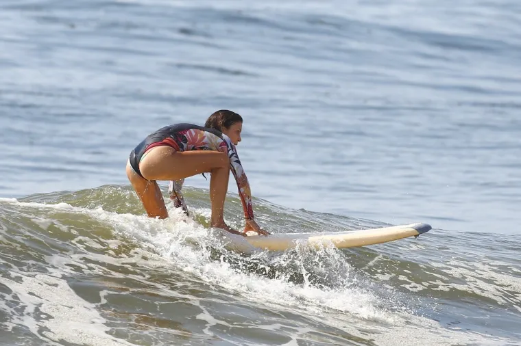 Reality zvijezdu Bethenny Frankel (49) objektiv fotoaparata uhvatio je dok je surfala na The Hamptonsu. Foto: Profimedia