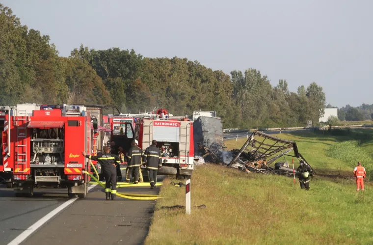 Dvije osobe poginule u te&scaron;koj nesreći na A3: Sudarilo se vi&scaron;e vozila, vatra gutala kamione