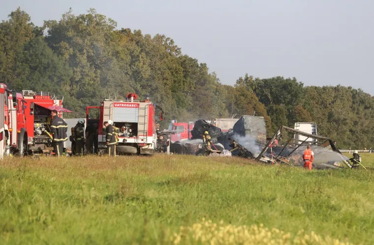 Dvije osobe poginule u te&scaron;koj nesreći na A3: Sudarilo se vi&scaron;e vozila, vatra gutala kamione