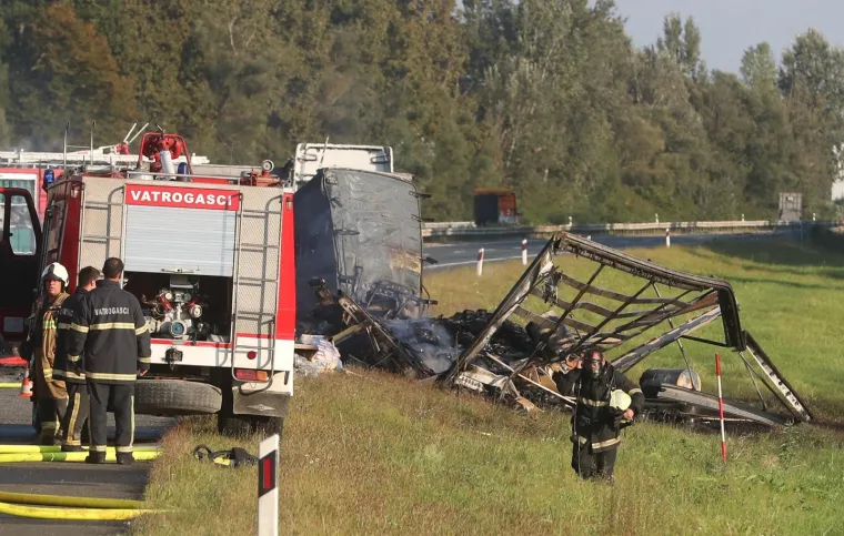 Dvije osobe poginule u te&scaron;koj nesreći na A3: Sudarilo se vi&scaron;e vozila, vatra gutala kamione