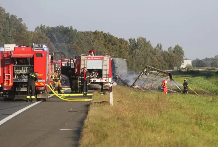 Dvije osobe poginule u te&scaron;koj nesreći na A3: Sudarilo se vi&scaron;e vozila, vatra gutala kamione