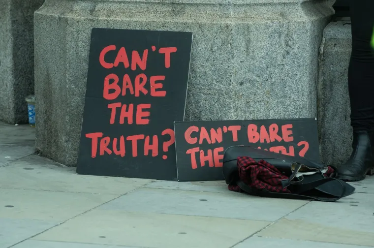 Skupina žena u Londonu je održala prosvjed protiv klimatskih promjena. "Ne možete podnijeti istinu?" pisalo je na plakatima kojima su pozvale vlasti da informiraju narod o rizicima povezanima s globalnim zatopljenjem.