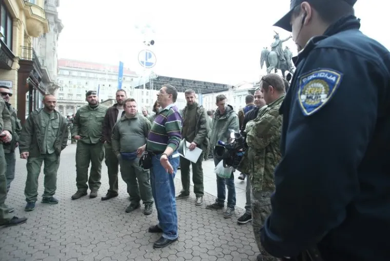 Oko 300 pirotehničara iz cijele Hrvatske okupilo se na Trgu bana Jelačića u Zagrebu kako bi upozorili na neodrživo stanje u sustavu razminiranja.