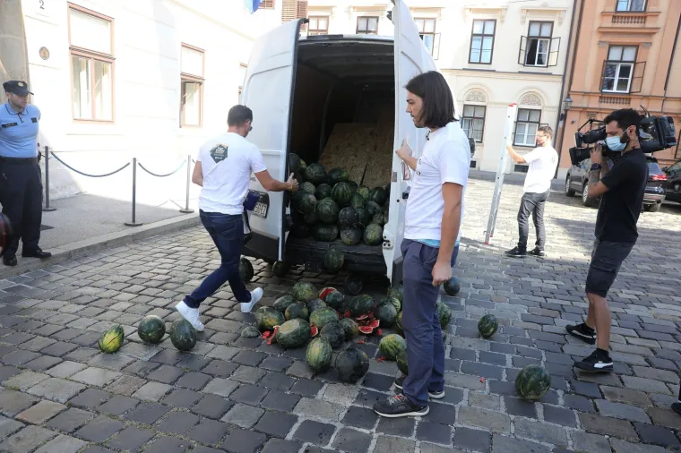 Sinčić napravio show pred zgradom Vlade: Dovezao kombi pun lubenica i tamo ih je iskrcao