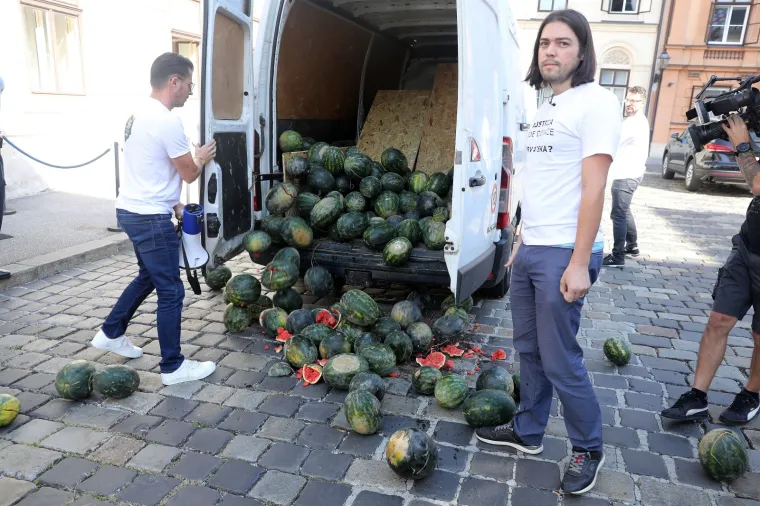 Sinčić napravio show pred zgradom Vlade: Dovezao kombi pun lubenica i tamo ih je iskrcao