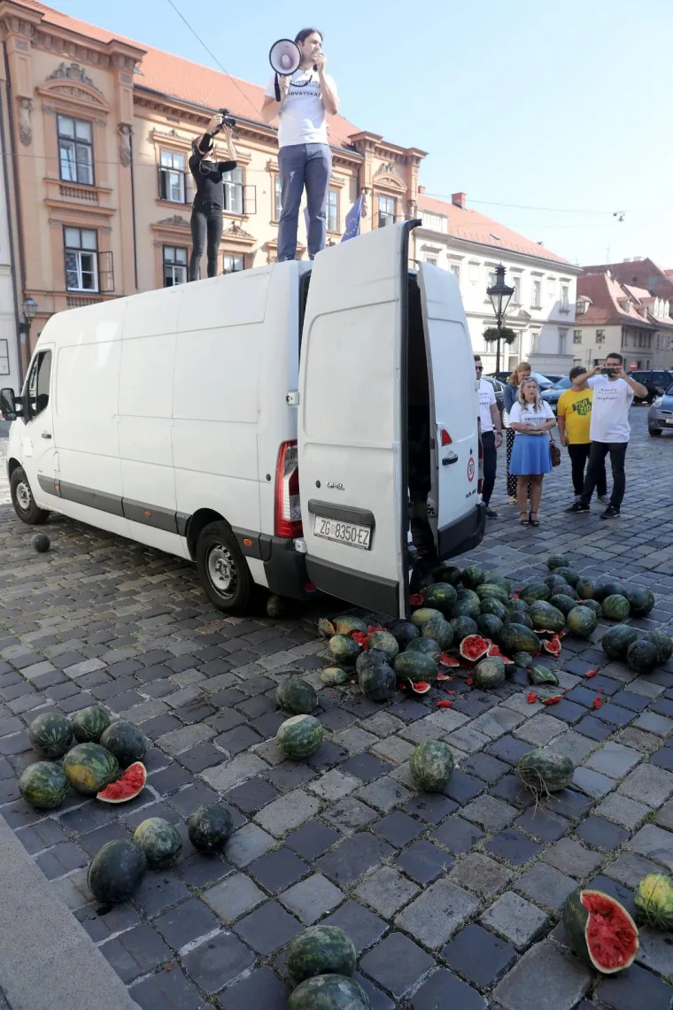 Sinčić napravio show pred zgradom Vlade: Dovezao kombi pun lubenica i tamo ih je iskrcao