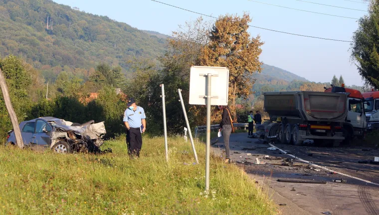 U Netretiću sudar teretnog i osobnog automobila, poginula vozačica