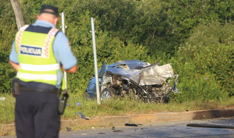 U Netretiću sudar teretnog i osobnog automobila, poginula vozačica