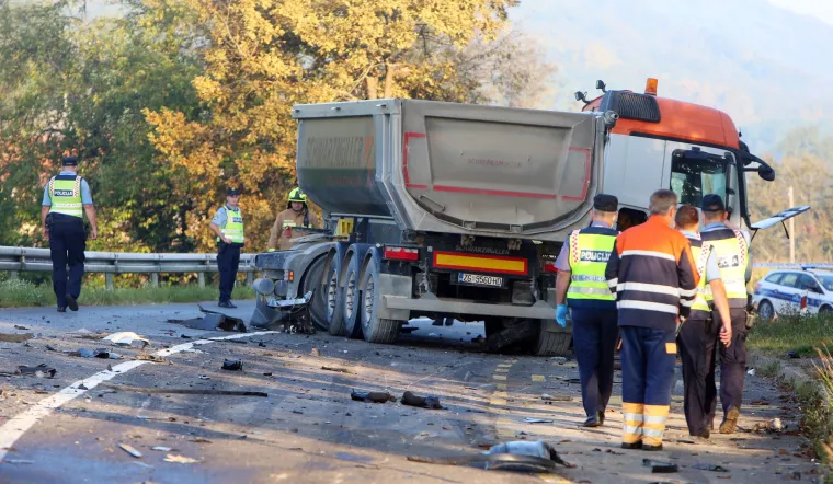 U Netretiću sudar teretnog i osobnog automobila, poginula vozačica