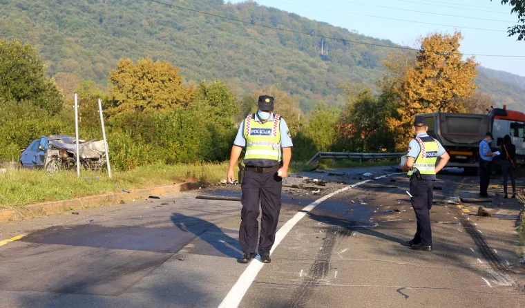 U Netretiću sudar teretnog i osobnog automobila, poginula vozačica