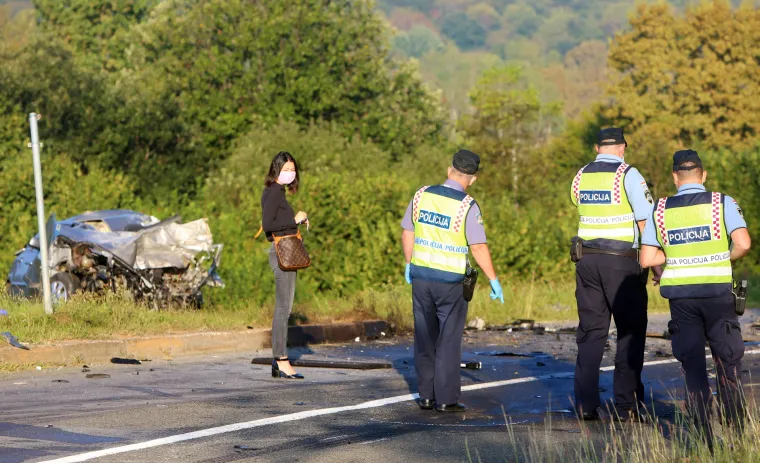 U Netretiću sudar teretnog i osobnog automobila, poginula vozačica