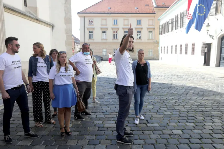 Europarlamentarac Ivan Vilibor Sinčić izveo je danas neobičan "performans" na Markovu trgu u Zagrebu, pred zgradom Vlade. Organizirao je da se ondje, pred vratima Vlade, iskrca hrpu lubenica, sve kako bi ukazao na neravnopravan položaj hrvatskih i ostalih europskih poljoprivrednika.