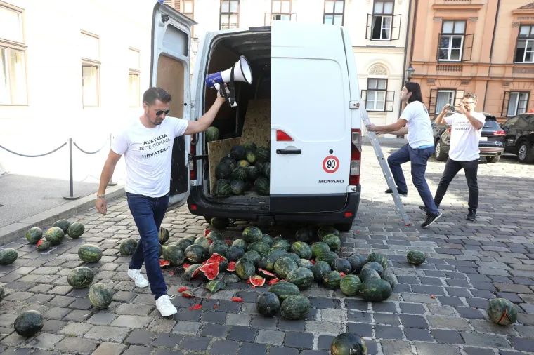 VILIBOR SINČIĆ IZVEO PERFORMANS NA MARKOVU TRGU: Iskrcao je hrpu lubenica kako bi upozorio na nepravedan položaj poljoprivrednika