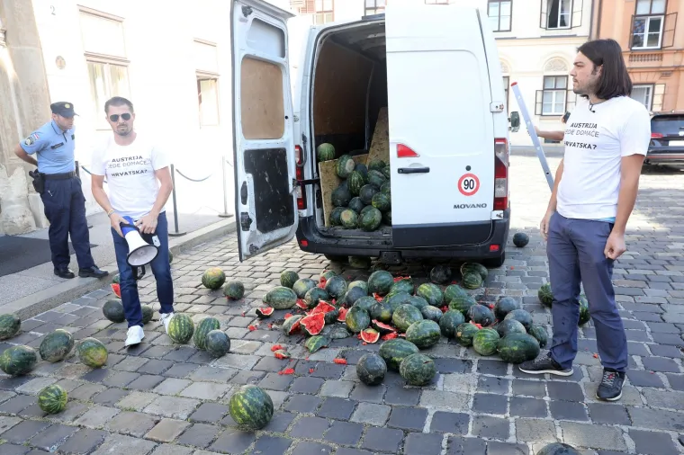 VILIBOR SINČIĆ IZVEO PERFORMANS NA MARKOVU TRGU: Iskrcao je hrpu lubenica kako bi upozorio na nepravedan položaj poljoprivrednika