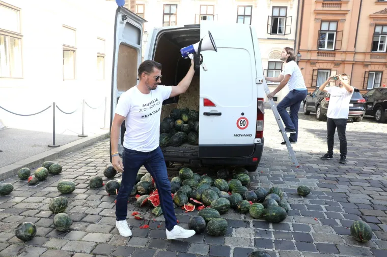 VILIBOR SINČIĆ IZVEO PERFORMANS NA MARKOVU TRGU: Iskrcao je hrpu lubenica kako bi upozorio na nepravedan položaj poljoprivrednika