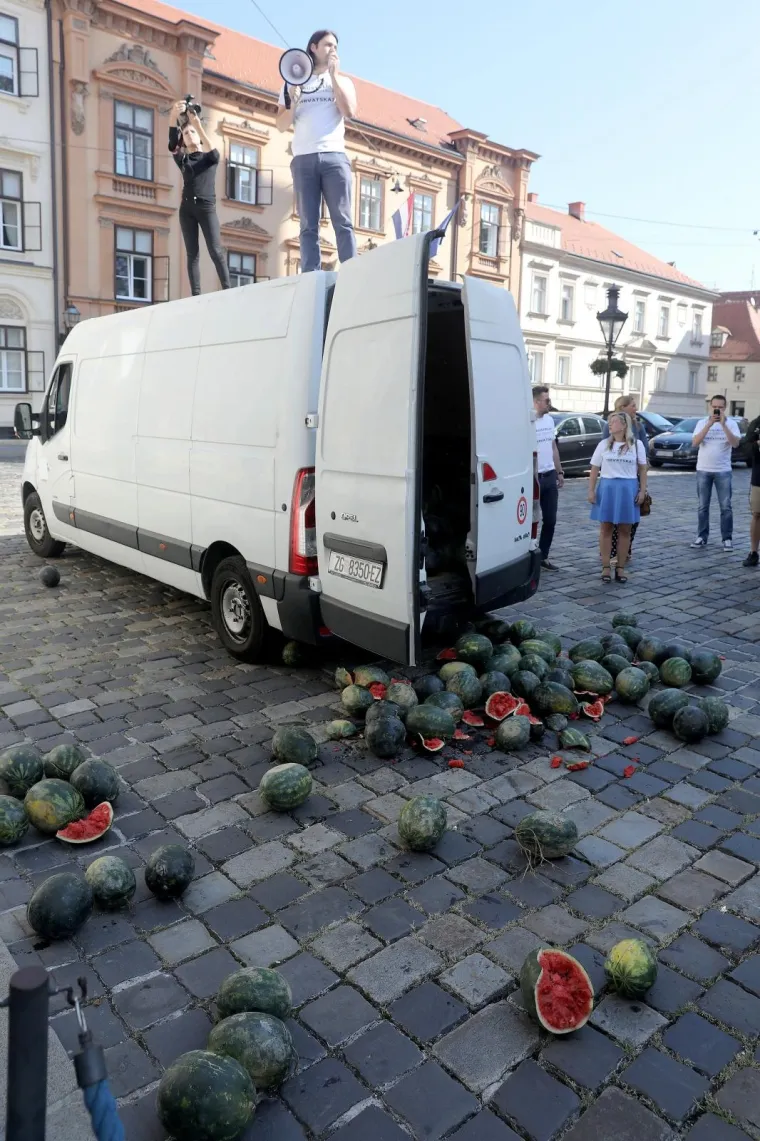 VILIBOR SINČIĆ IZVEO PERFORMANS NA MARKOVU TRGU: Iskrcao je hrpu lubenica kako bi upozorio na nepravedan položaj poljoprivrednika