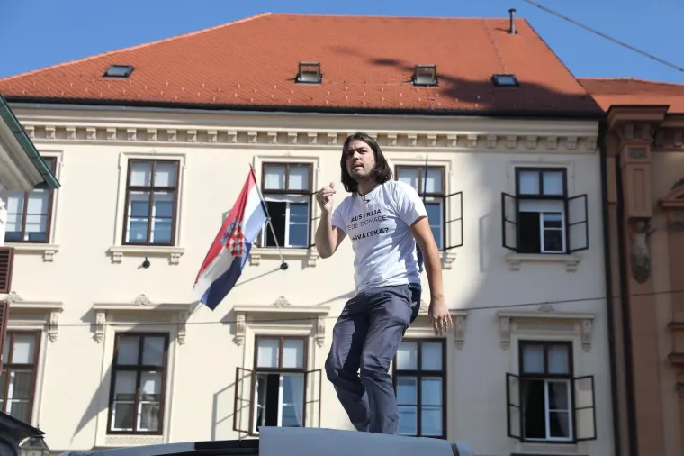 VILIBOR SINČIĆ IZVEO PERFORMANS NA MARKOVU TRGU: Iskrcao je hrpu lubenica kako bi upozorio na nepravedan položaj poljoprivrednika