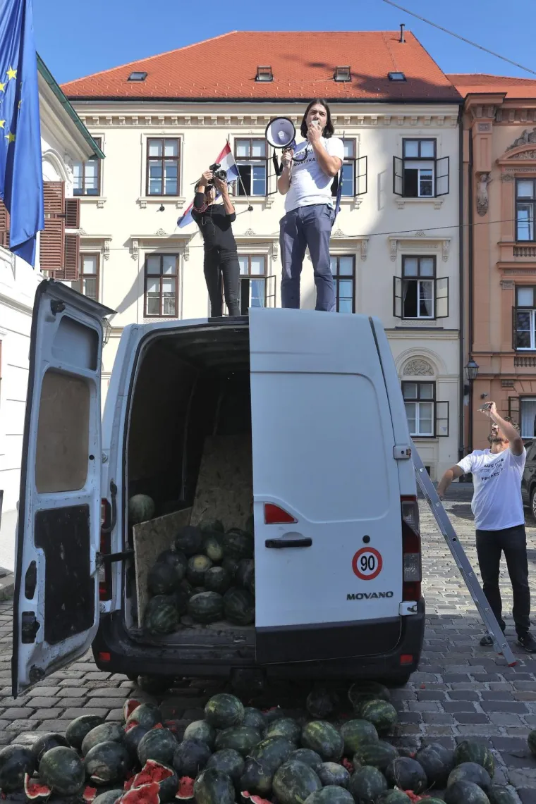 VILIBOR SINČIĆ IZVEO PERFORMANS NA MARKOVU TRGU: Iskrcao je hrpu lubenica kako bi upozorio na nepravedan položaj poljoprivrednika