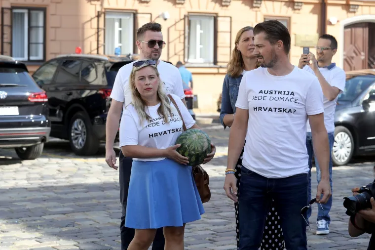 VILIBOR SINČIĆ IZVEO PERFORMANS NA MARKOVU TRGU: Iskrcao je hrpu lubenica kako bi upozorio na nepravedan položaj poljoprivrednika