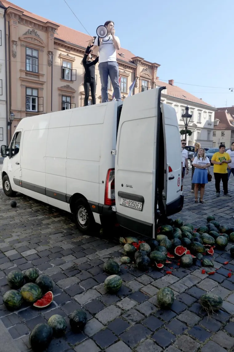 VILIBOR SINČIĆ IZVEO PERFORMANS NA MARKOVU TRGU: Iskrcao je hrpu lubenica kako bi upozorio na nepravedan položaj poljoprivrednika