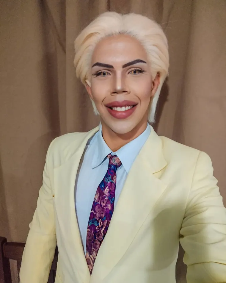 Mladi kuhar Felipe Adam dobio je inspiraciju za svoj look gledajući svoje starije sestre Amandu i Carlu kako su u djetinjstvu crtale Barbie i Kena u različitim izdanjima.