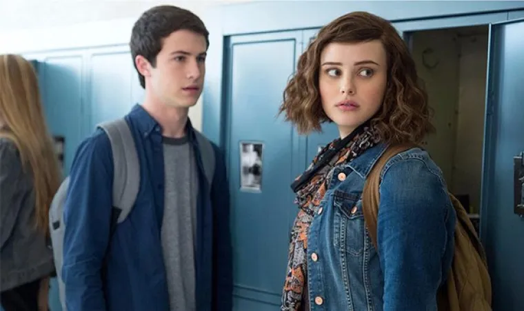 Trinaest razloga - glupi klinac nije mogao jednostavno preslu&scaron;ati snimke. To je doslovno prva stvar koju mu je ona rekla. To je rečenica koju su mu svi ponovili milijun puta. Umjesto toga, on trči okolo i ispituje ljude umjesto da je samo poslu&scaron;ao snimke.