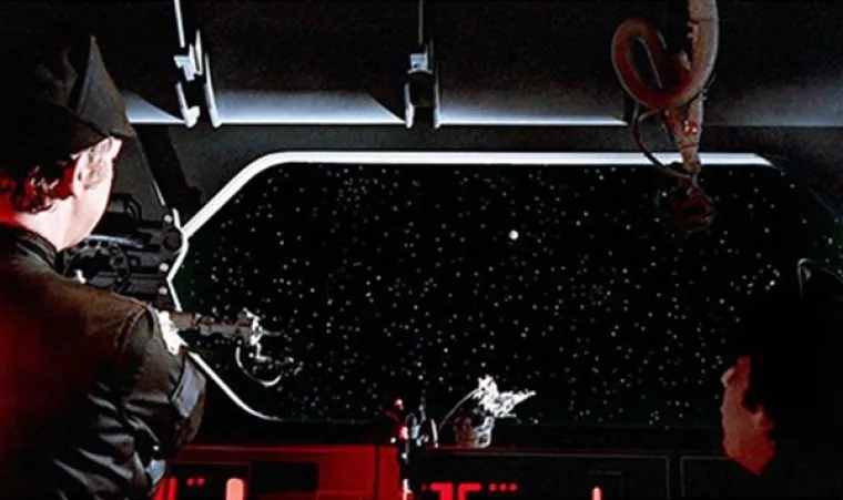 Ratovi zvijezda - razgovor između imperijalnih časnika: "Evo ide jo&scaron; jedan!"; "Čekaj, ovdje nema živih bića!"; "Čovječe, mi tražimo neživi skup planova u galaksiji punoj živih robota."; "Joj, da."