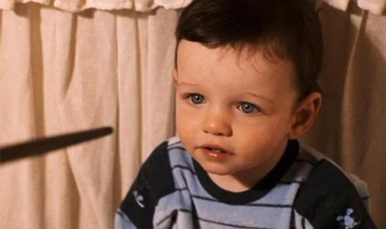 Harry Potter - da je Voldemort imao pi&scaron;tolj kod sebe, nema te majčine ljubavi koja bi spasila maloga čarobnjaka. Ali ne, on je morao biti sav melodramatičan i izvoditi čarolije na Odabranome.