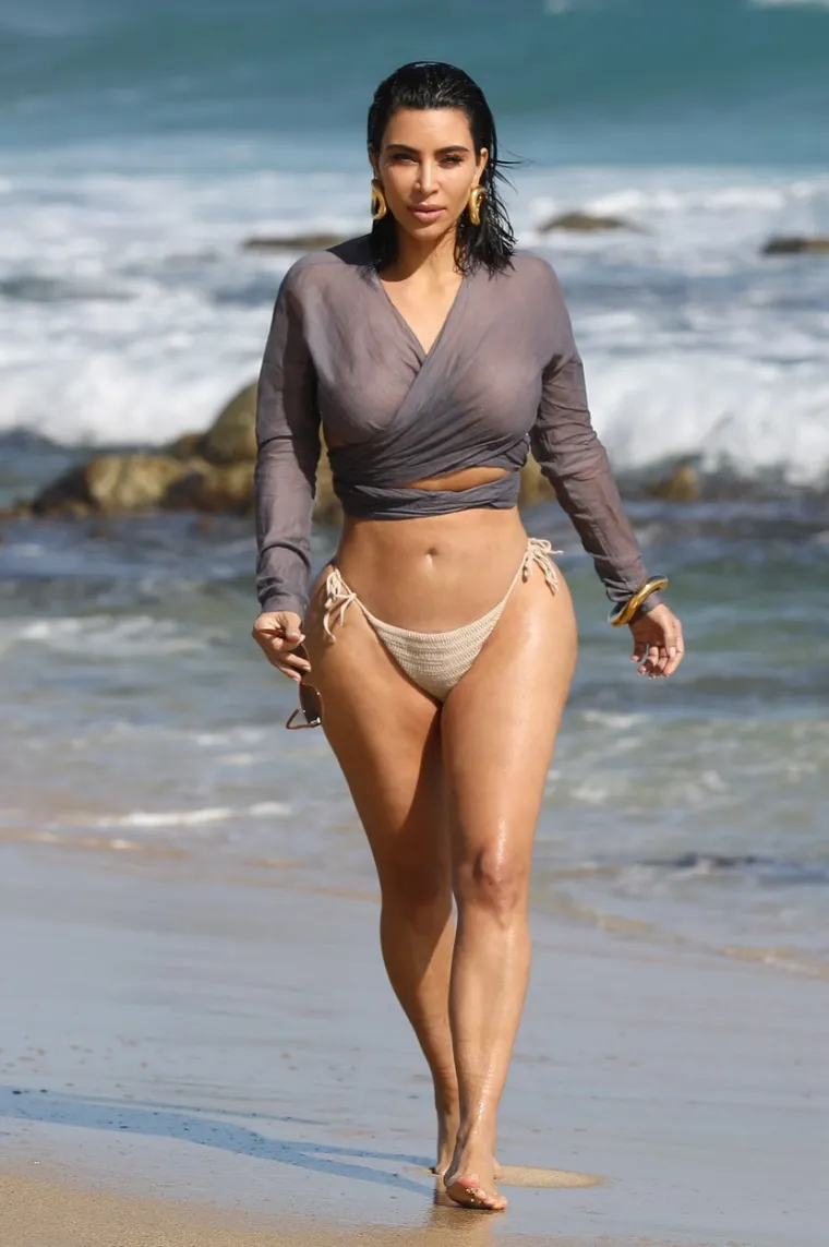 Reality zvijezda Kim Kardashian uhvaćena je dok je šetala plažom u Malibuu. Foto: Profimedia