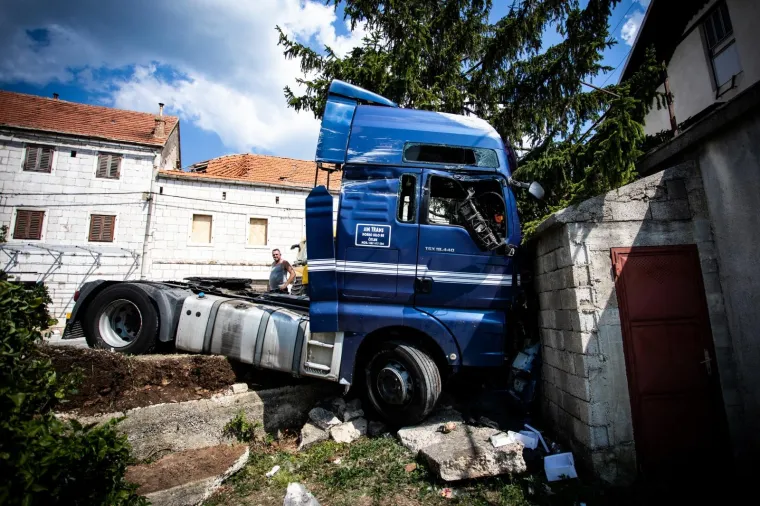 Kamionom se zabio u kuću: Intervenirali vatrogasci i policija, vozač prevezen u bolnicu