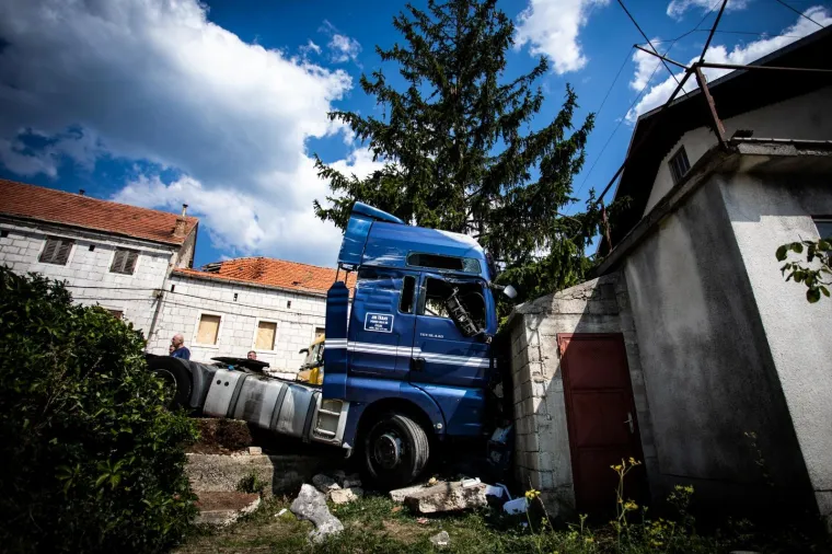 Kamionom se zabio u kuću: Intervenirali vatrogasci i policija, vozač prevezen u bolnicu