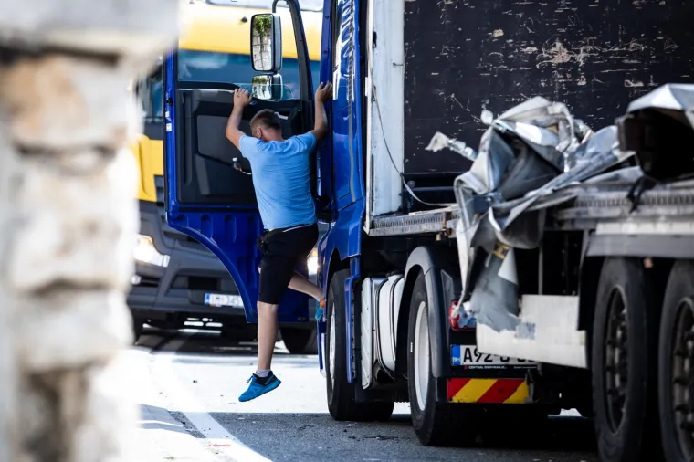 Kamionom se zabio u kuću: Intervenirali vatrogasci i policija, vozač prevezen u bolnicu