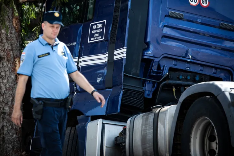 Kamionom se zabio u kuću: Intervenirali vatrogasci i policija, vozač prevezen u bolnicu