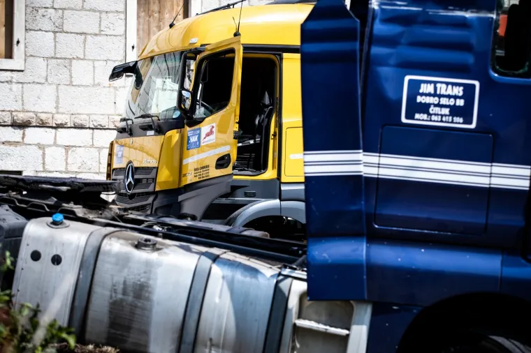 Kamionom se zabio u kuću: Intervenirali vatrogasci i policija, vozač prevezen u bolnicu