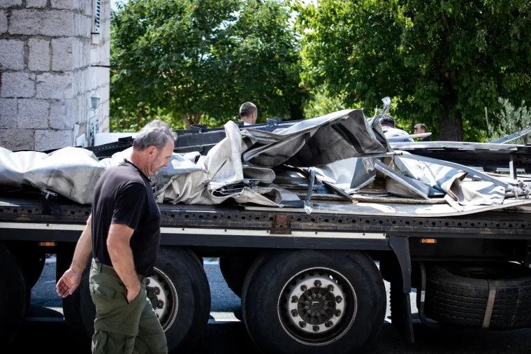 Kamionom se zabio u kuću: Intervenirali vatrogasci i policija, vozač prevezen u bolnicu