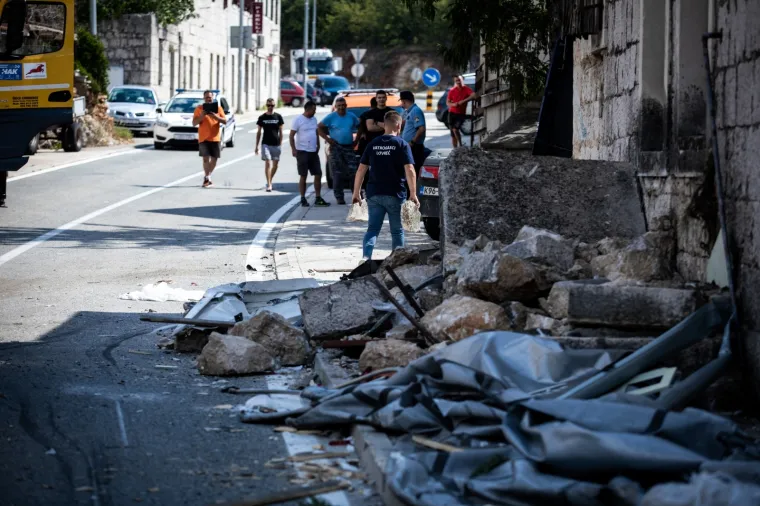 Kamionom se zabio u kuću: Intervenirali vatrogasci i policija, vozač prevezen u bolnicu