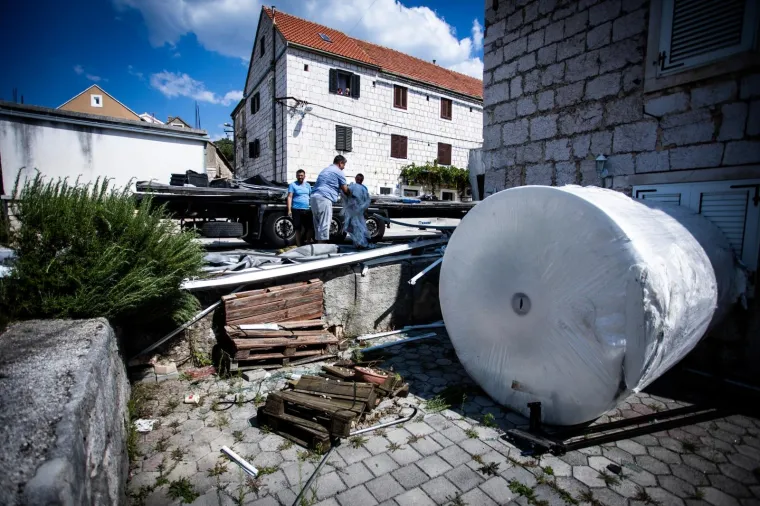 Kamionom se zabio u kuću: Intervenirali vatrogasci i policija, vozač prevezen u bolnicu