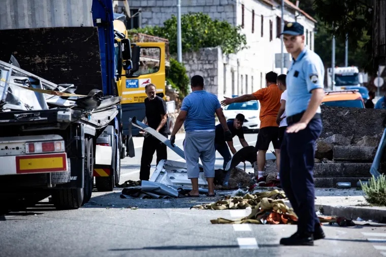 Kamionom se zabio u kuću: Intervenirali vatrogasci i policija, vozač prevezen u bolnicu