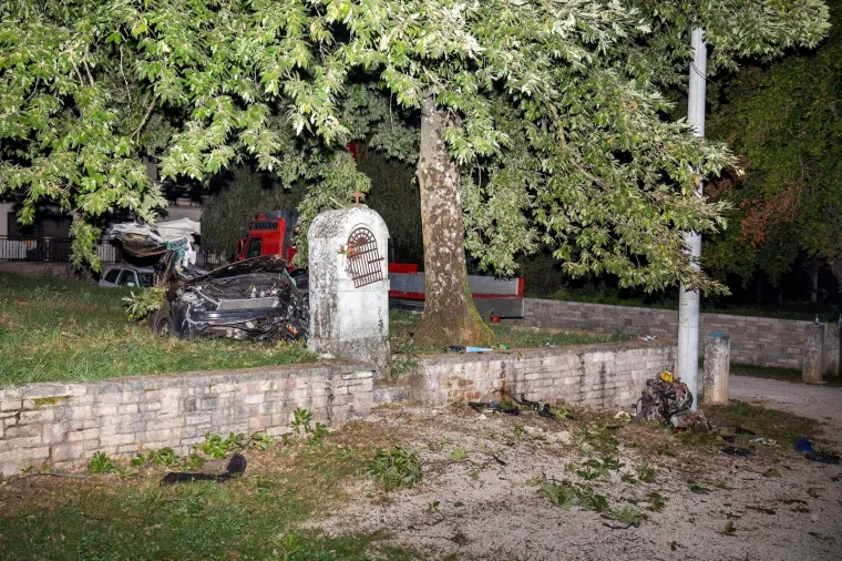 Jo&scaron; jedna smrt na cesti: Kod Žminja pretjecao automobil pa izgubio kontrolu i udario u stablo