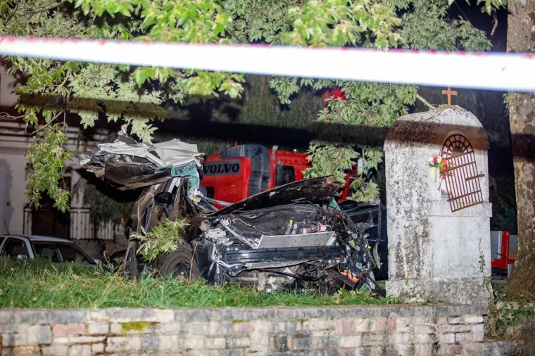 Jo&scaron; jedna smrt na cesti: Kod Žminja pretjecao automobil pa izgubio kontrolu i udario u stablo
