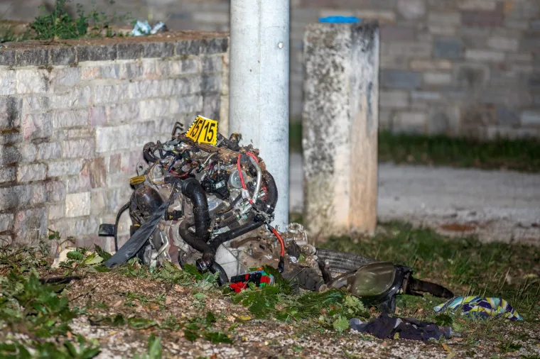 Jo&scaron; jedna smrt na cesti: Kod Žminja pretjecao automobil pa izgubio kontrolu i udario u stablo