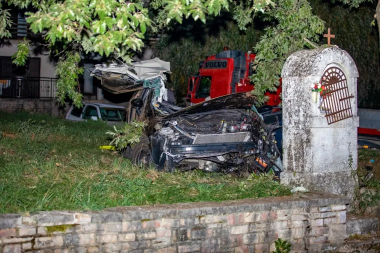 Jo&scaron; jedna smrt na cesti: Kod Žminja pretjecao automobil pa izgubio kontrolu i udario u stablo