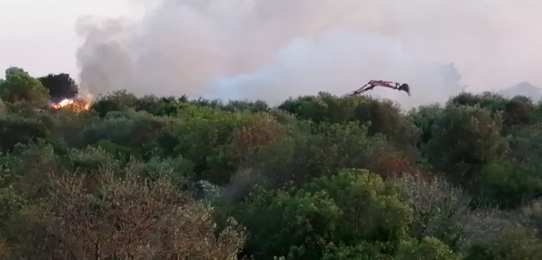 Pogledajte fotografije s drugog požara na Čiovu: Vatrogascima pomaže i - bager!