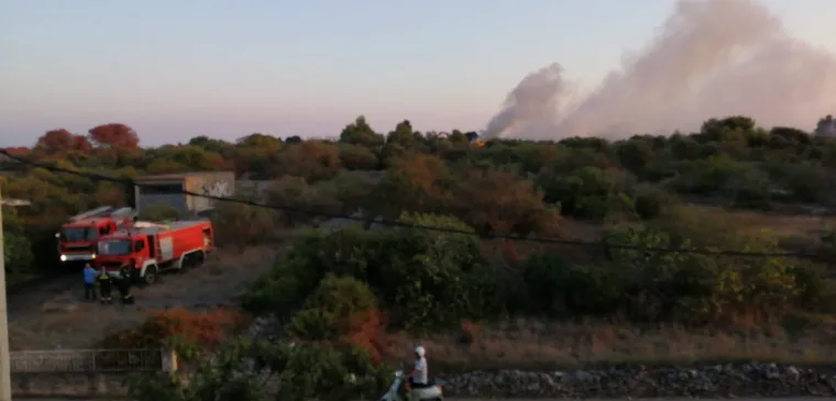 Pogledajte fotografije s drugog požara na Čiovu: Vatrogascima pomaže i - bager!