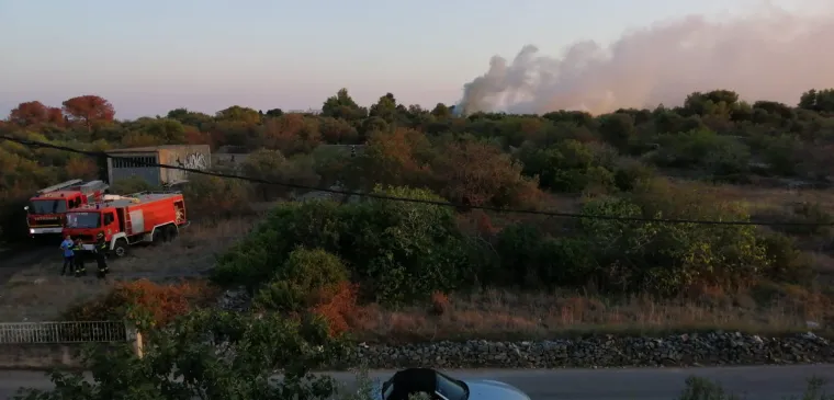 Pogledajte fotografije s drugog požara na Čiovu: Vatrogascima pomaže i - bager!