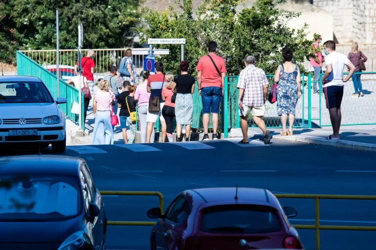 Brojke padaju, ali red je i danas ogroman: Gomila ljudi čeka testiranje na koronu u Splitu