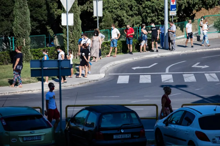 Brojke padaju, ali red je i danas ogroman: Gomila ljudi čeka testiranje na koronu u Splitu